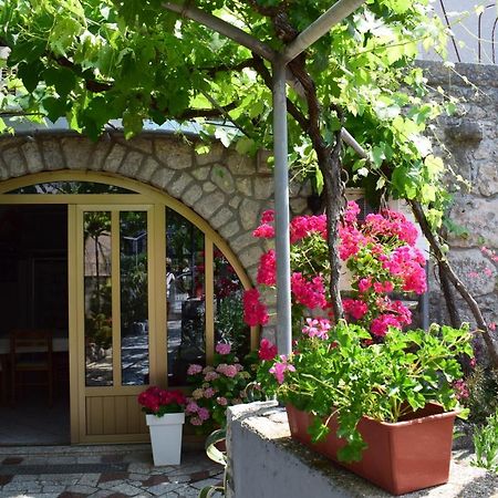 Guest House Tom Malinska Bagian luar foto