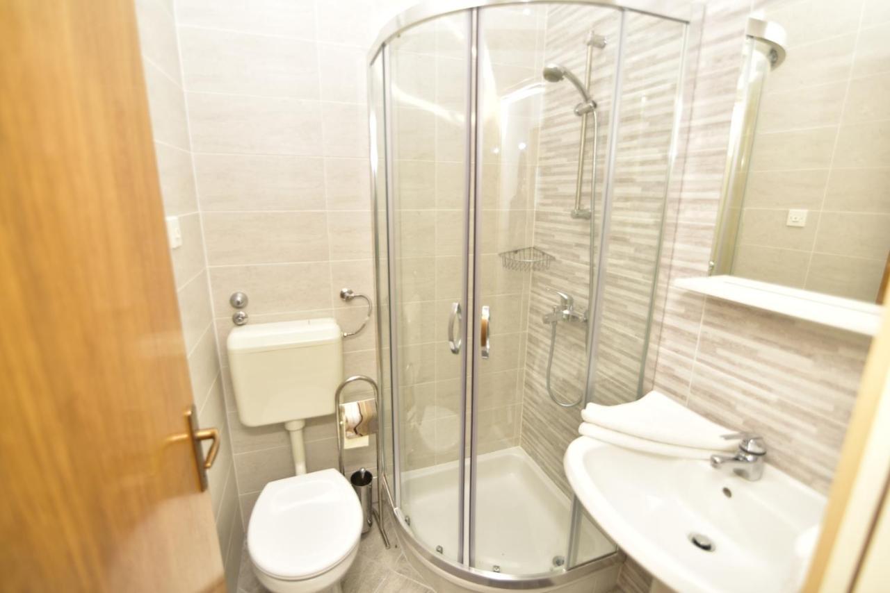 Guest House Tom Malinska Bagian luar foto