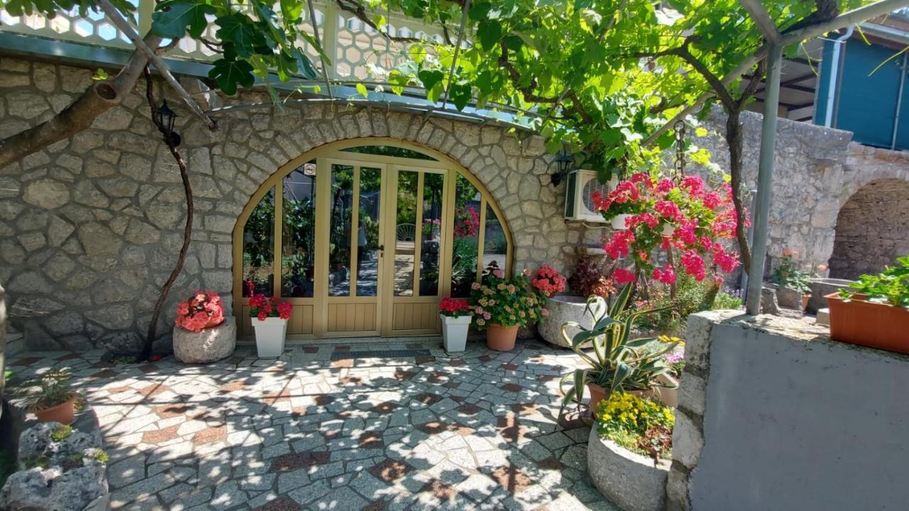 Guest House Tom Malinska Bagian luar foto