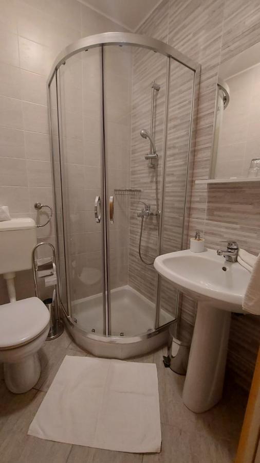 Guest House Tom Malinska Bagian luar foto