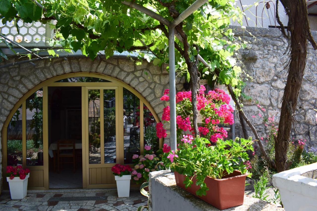 Guest House Tom Malinska Bagian luar foto