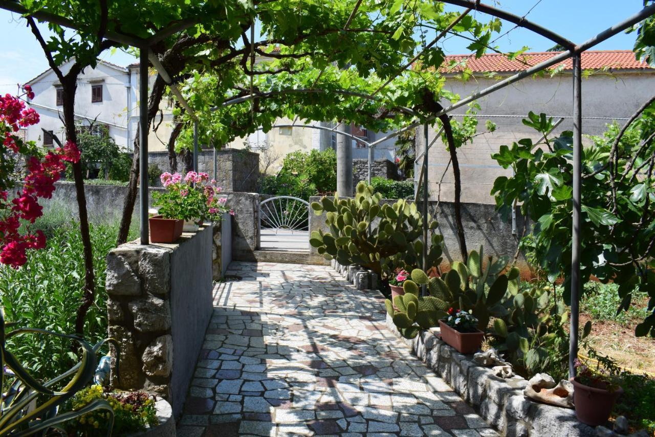 Guest House Tom Malinska Bagian luar foto