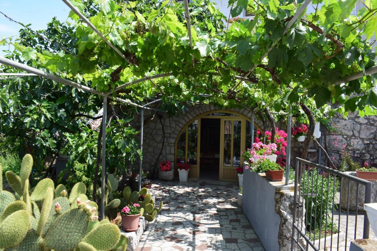 Guest House Tom Malinska Bagian luar foto