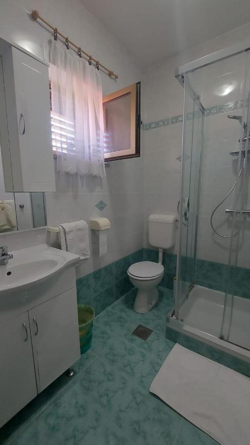 Guest House Tom Malinska Bagian luar foto